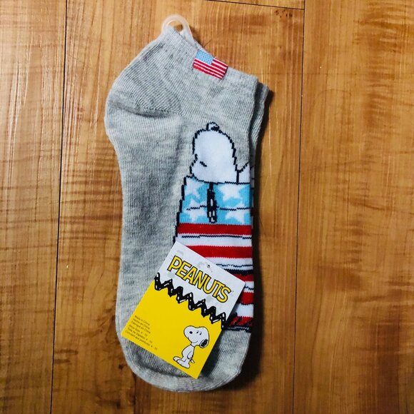 Peanuts Snoopy Socks - Picture 1 of 2